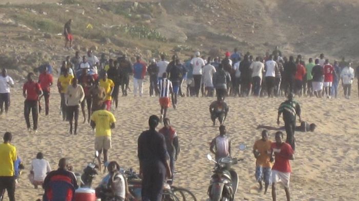 セネガルの海岸沿いの浜辺でランニングをする男性たち。三々五々集まり、トレーニングを開始する(ABP撮影)
